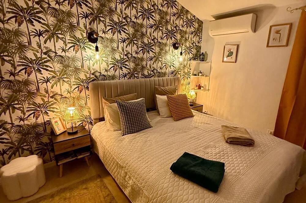 Immerse yourself in a Provencal getaway in this delightful, fully-equipped room. in Sanary-sur-Mer, Toulon Region