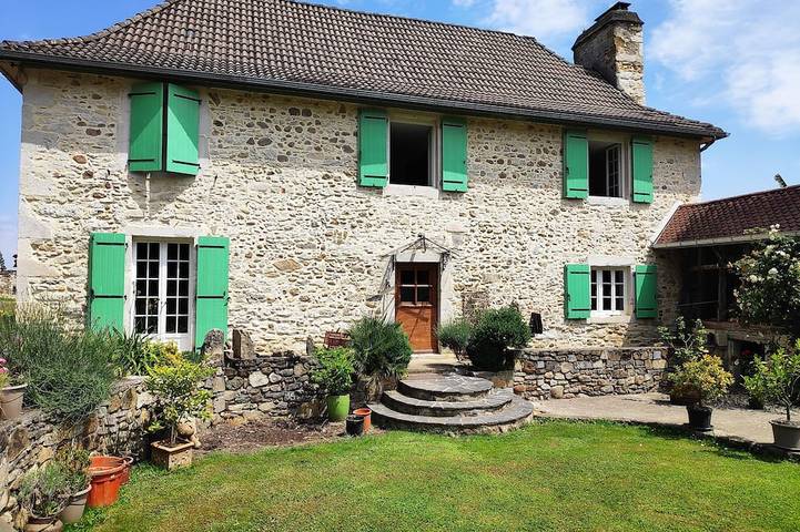 Gîte pour 8 personnes, avec jardin à Gan