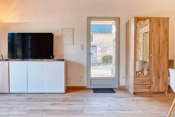 Estudio entero, Estudio 'Confortable Avec Jardin' con Terraza y Jardín Compartidos in Sorges, Périgord Blanc
