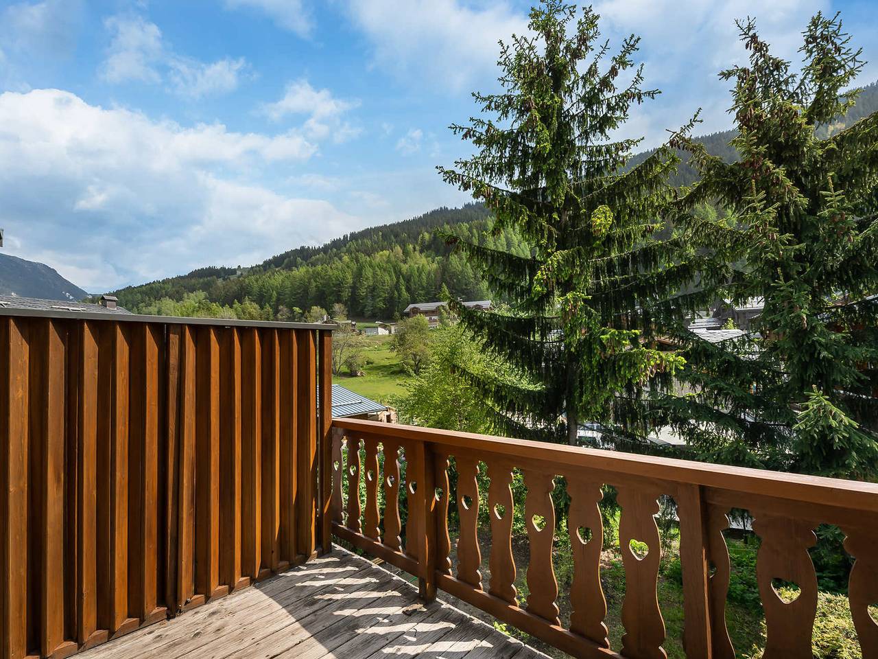 Family Chalet in Central Courchevel le Praz - Sleeps 8, Close to Slopes, South-Facing Terrace in Le Praz, Saint-Bon-Tarentaise