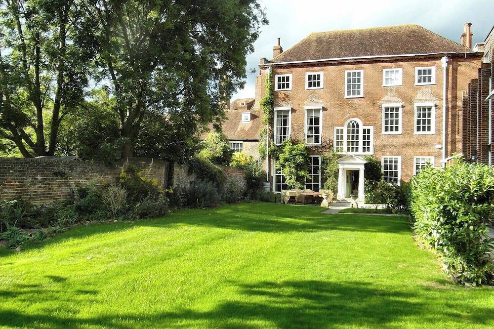 Large celebration Town House in Chichester City Centre. Great for groups/families! in Chichester, Sussex Occidental