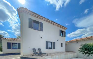 Gîte pour 10 personnes, avec piscine ainsi que jardin et terrasse à Rochegude