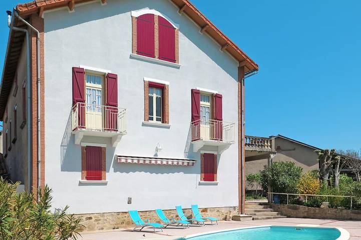 Gîte pour 6 personnes, avec piscine ainsi que jardin et balcon, animaux acceptés à Lacapelle-Ségalar