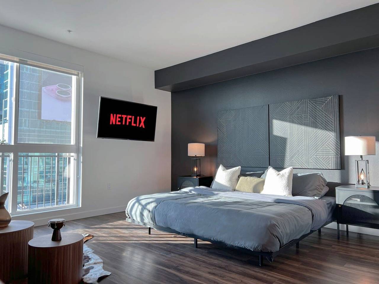 Entire apartment, Modern Cosmopolitan Apt Mid-Hollywood Free Parking in Hollywood, Los Angeles