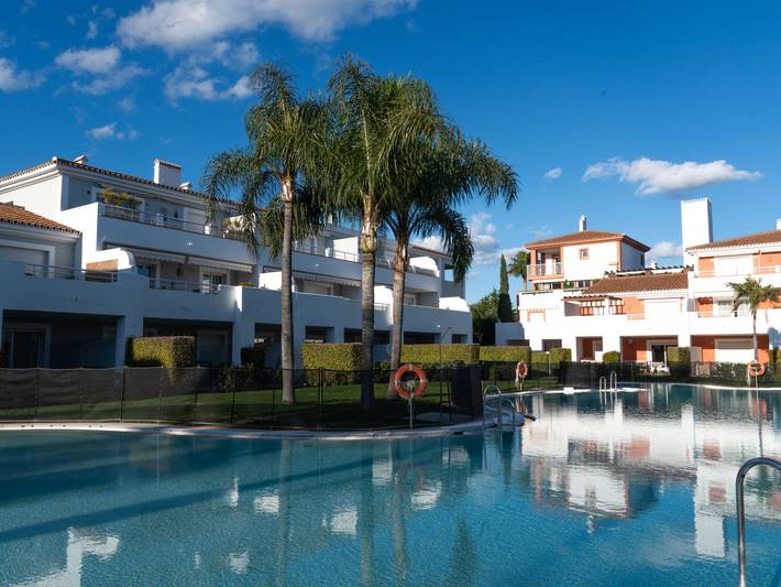 Apartamento para 4 personas, con jardín además de piscina para niños y terraza en El Paraíso