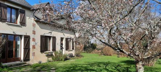 Chambre d’hôte pour 4 personnes, avec jardin ainsi que vue et piscine à Parnac