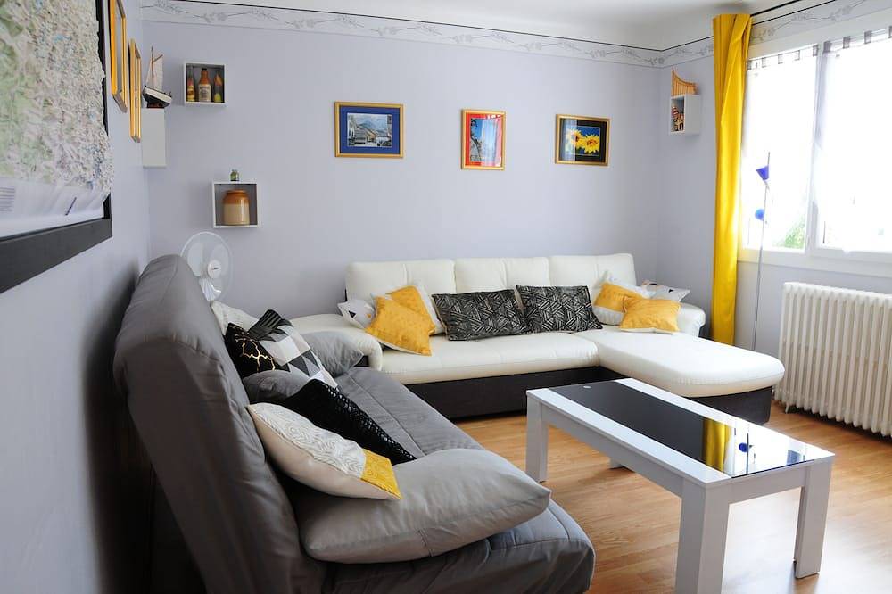 Entire apartment, Luxurious 3 bedroom Apartment set in the heart of the Pyrenees........ in Lau-Balagnas, Pyrenees National Park