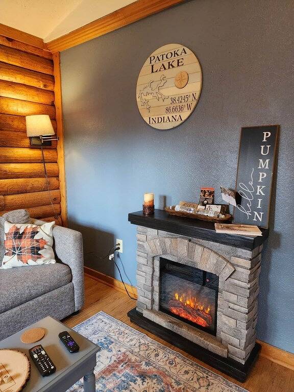 Log Cabin 11 with Hot Tub at Osborn Boat Ramp on Patoka Lake in Patoka Lake