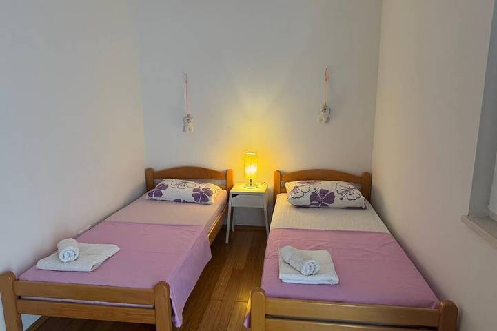 Ganze Wohnung, Relaxed Chic 2-Bed Apartment: Just Steps From the Beach in Blace, Dubrovnik-Neretva