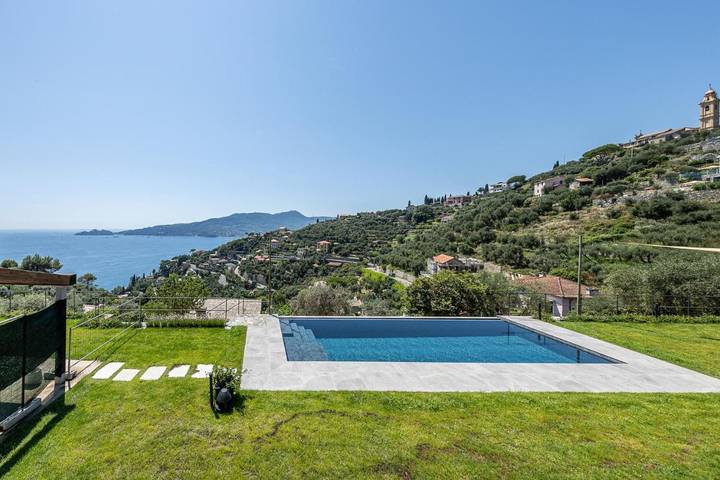 Villa per 5 persone, con Terrazza e Giardino nonché Piscina e Panorama a Zoagli