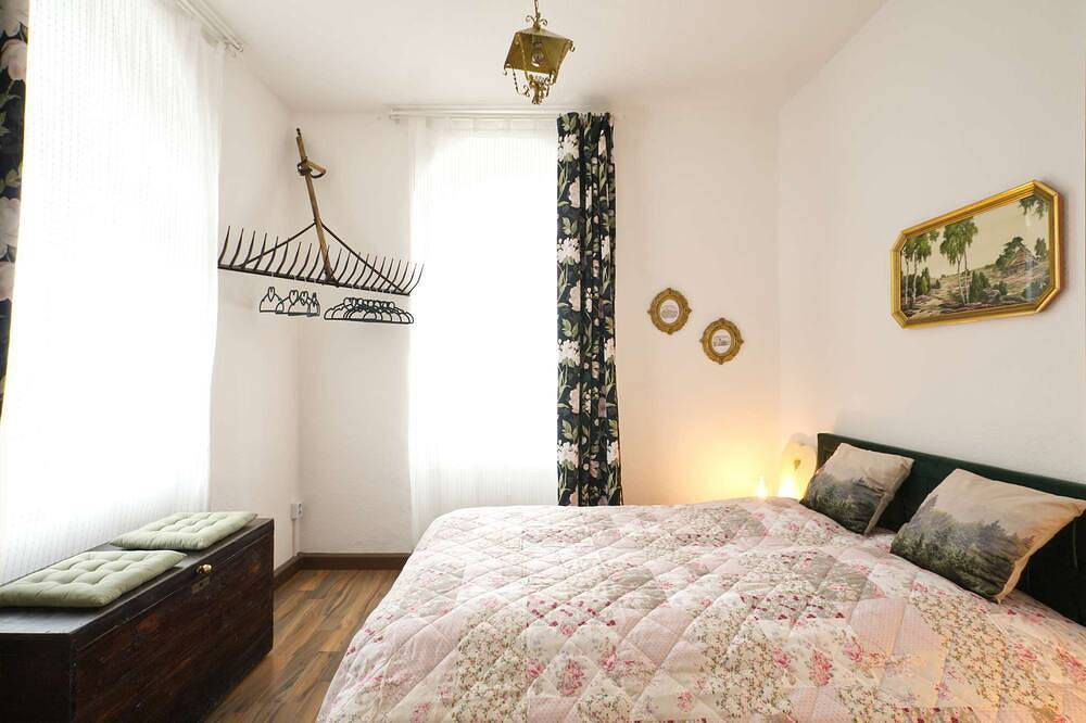 Geheel appartement, Spacious vacation apartment for up to 8 people centrally located next to St. Annenkirche church in Annaberg-Buchholz, Ertsgebergte