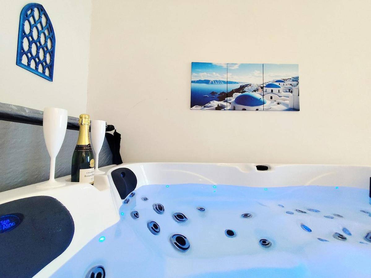 Appartement entier, Santorini, Relaxing Spa, Terrace and Parking in Poitiers, Vienne (France)