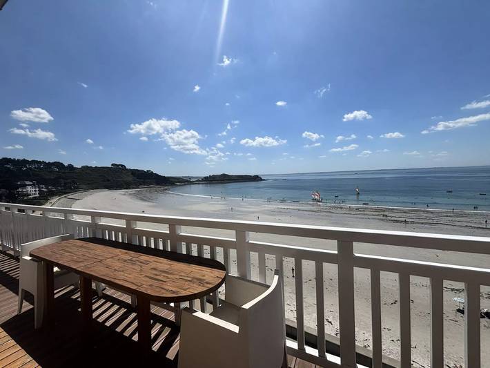 Appartement de vacances pour 4 personnes, avec piscine et jardin ainsi que vue et terrasse