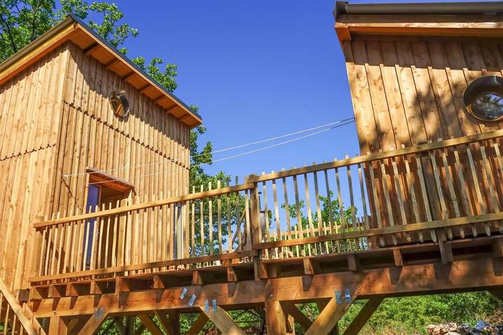 Gîte pour 4 personnes, avec Balcon et Jacuzzi ainsi que Terrasse et Jardin