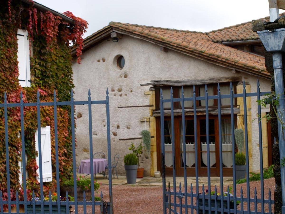 Double Room with Private Bathroom in Coutouvre, Région de Roanne