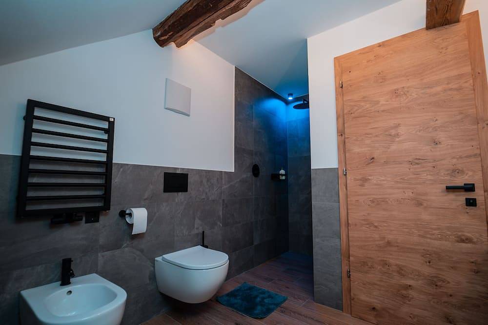 Ganze Wohnung, Zirm Apartment - mit Open Air Jacuzzi & Infrarotsauna! in St. Sigmund, Kiens