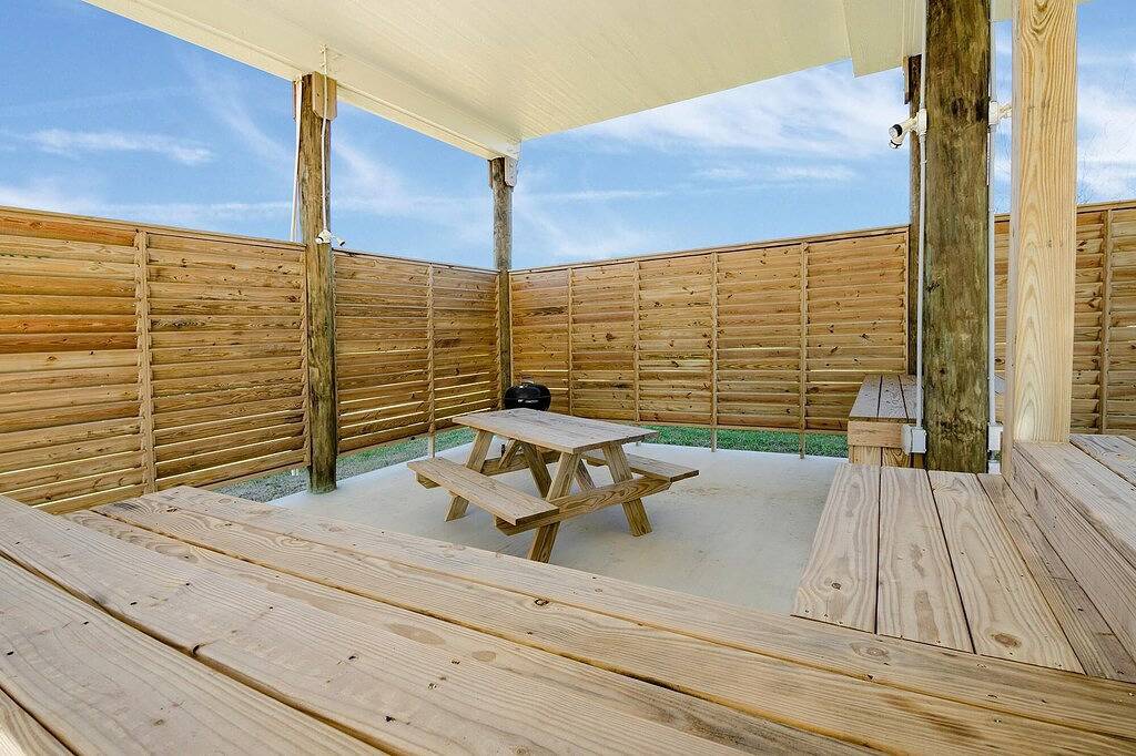 Gulf Breeze - 2 bedroom, 2 bath home that sleeps 6 - Beach & The Gulf Breeze! in Crystal Beach, Galveston County