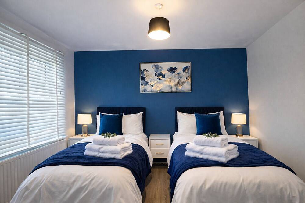 Cosy 4 Bed Home w/ Free Parking. Pet-Friendly! in Winchester, South Downs