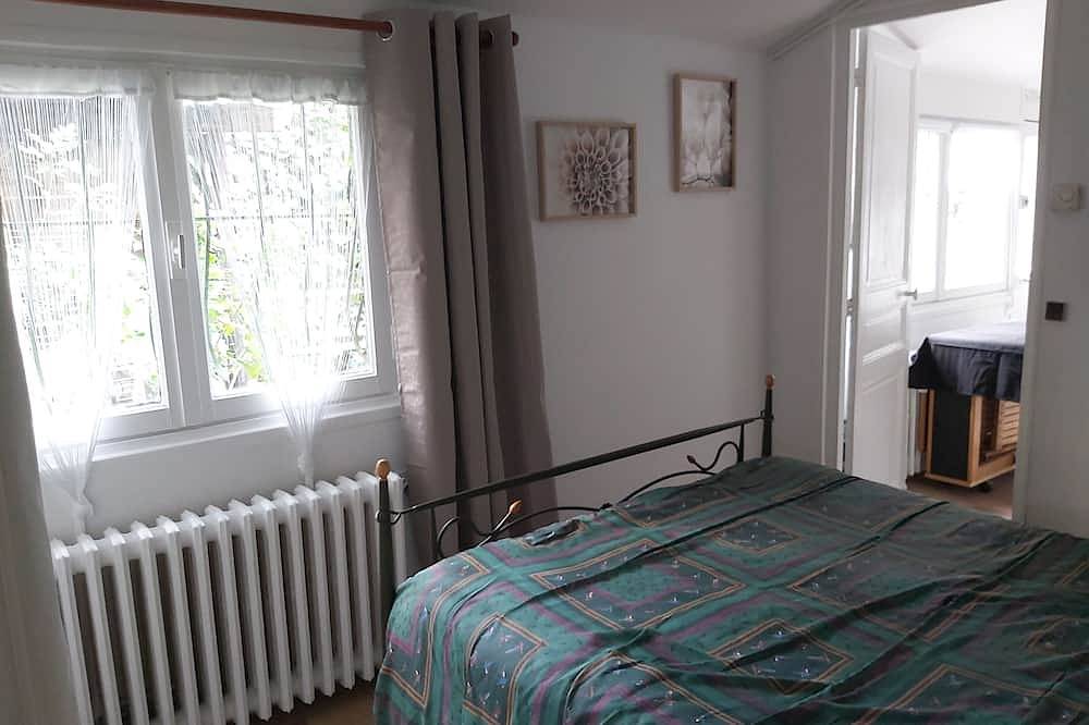 Single-storey house with courtyard and garden near Paris and Disneyland in Rosny-sous-Bois, Seine-Saint-Denis