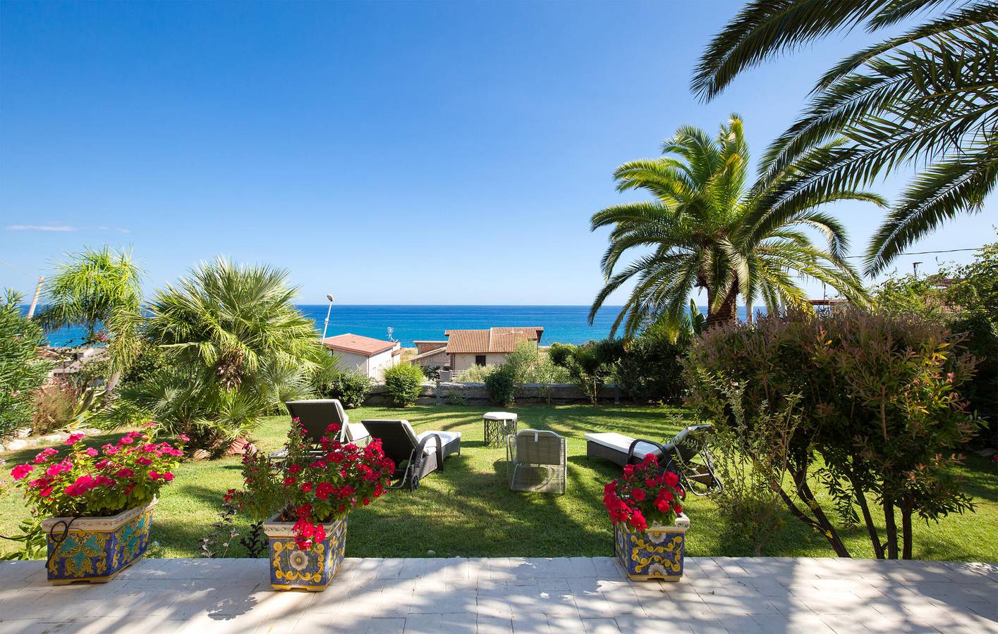Appartement avec vue sur la mer, parking, climatisation et cuisine, 300 m2, 400 m de la côte, Brancaleone 2 km in Brancaleone, Côte Ionienne Calabre