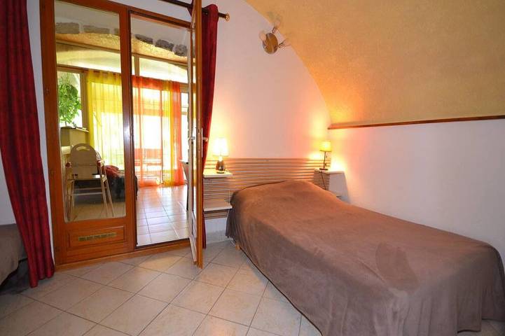 Location de vacances pour 5 personnes, avec Balcon ainsi que Jardin et Piscine à Lanas - 2