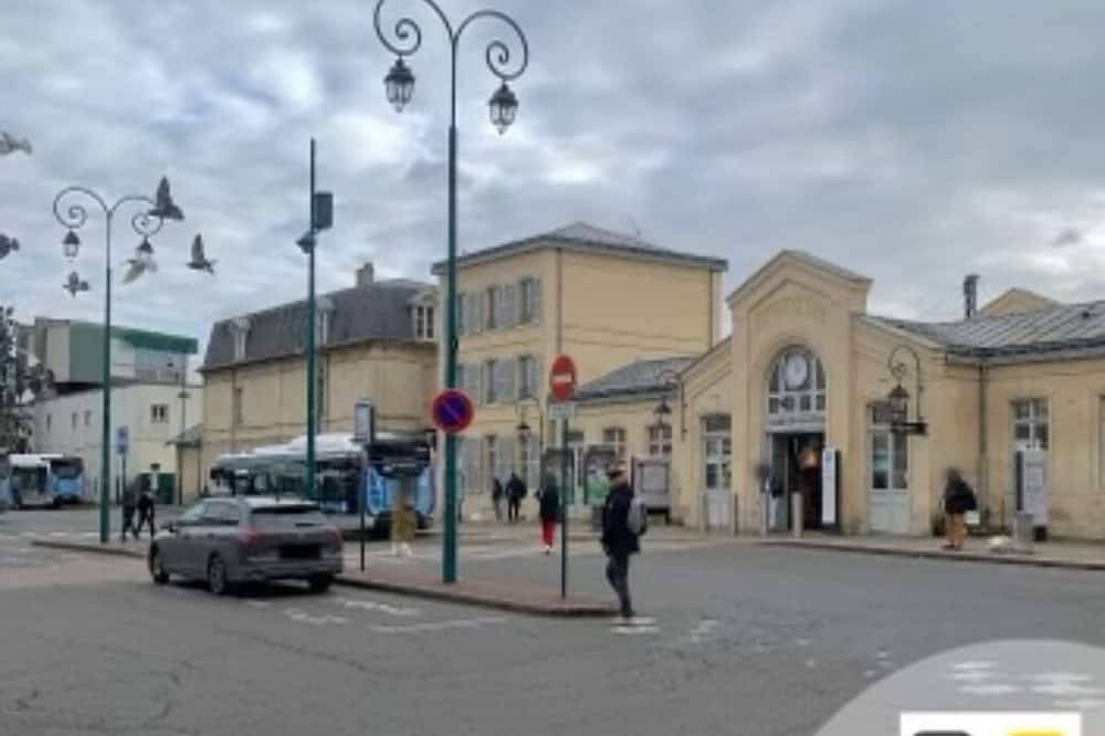 Entire apartment, Joli Studio Place Notre Dame in Pontoise, Val-d'Oise