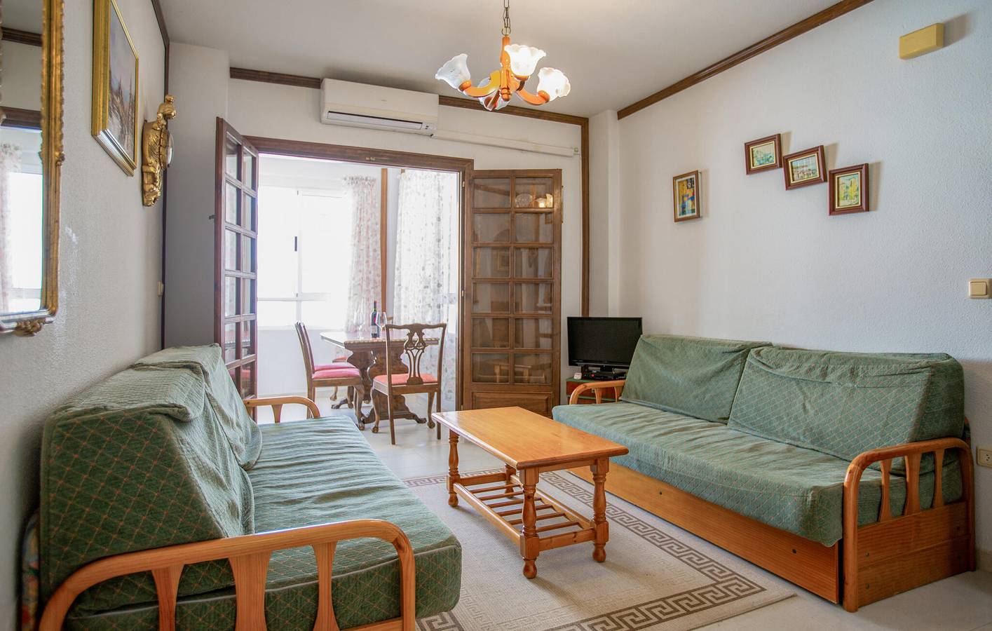 Entire holiday apartment, Cozy Beachside Apartment: Air Con, Pool, Terrace, Internet in Mar Azul Torrevieja, Torrevieja