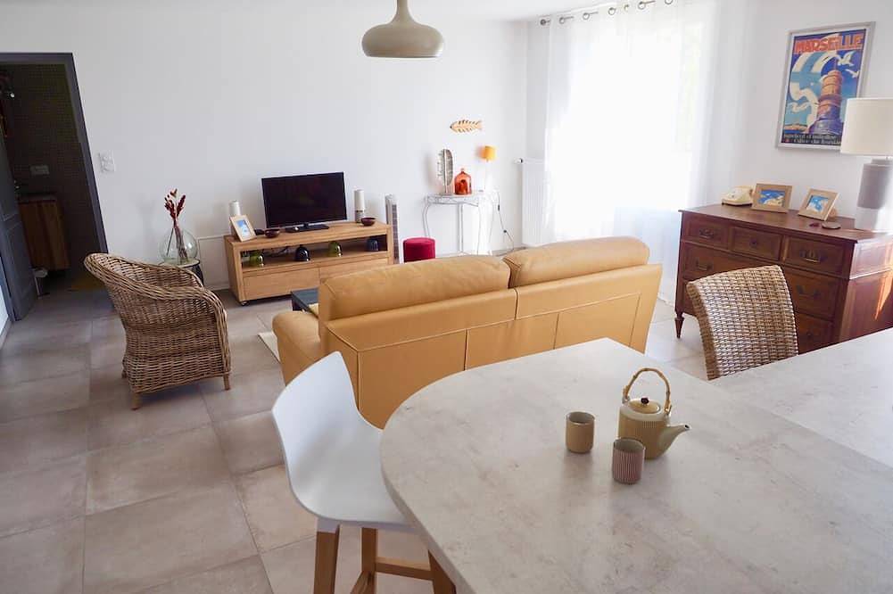 Entire apartment, Superb apartment in a villa with swimming pool in a quiet location! in Volx, Parc naturel régional du Luberon