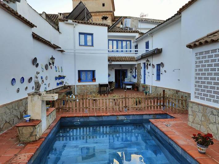 Casa rural para 14 personas, con jardín además de vistas y piscina en Encinas Reales