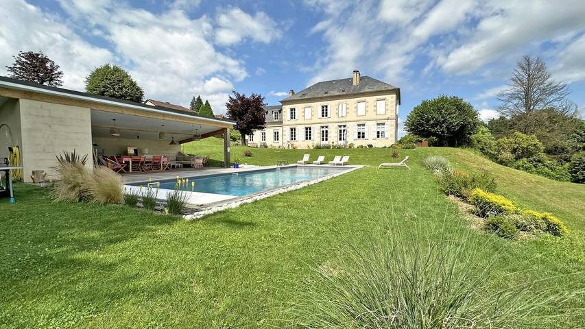 Gîte pour 8 personnes, avec piscine ainsi que jardin et terrasse