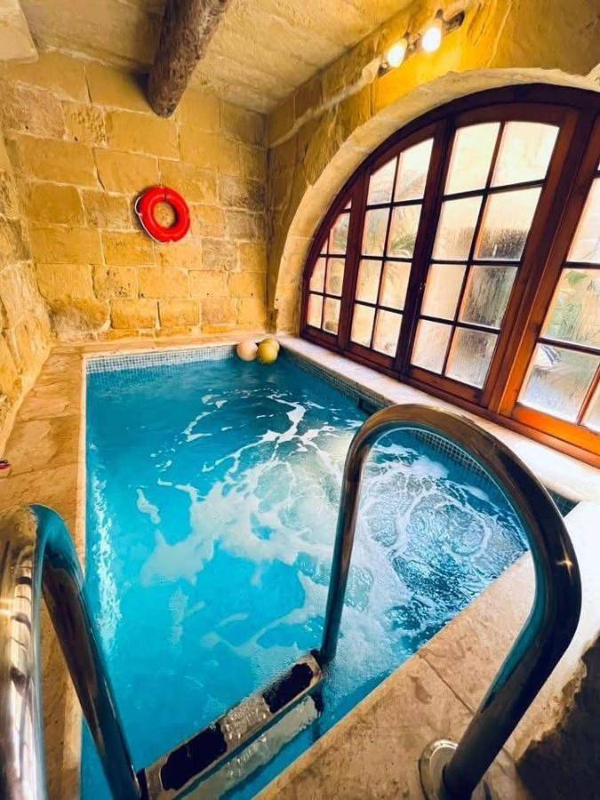 Villa per 10 persone, con Balcone e Terrazza nonché Idromassaggio e Piscina a Garbo