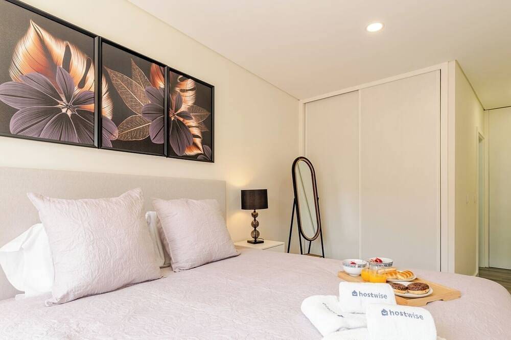Apartamento entero, Spacious and Stylish Flat with Garage by Hostwise in Ermesinde, Distrito de Porto