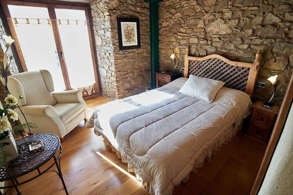 Entire apartment, 6A Beautiful House Garden 10 Km Baqueira Beret Vilac Views Wifi in Vielha e Mijaran, Catalan Pyrenees
