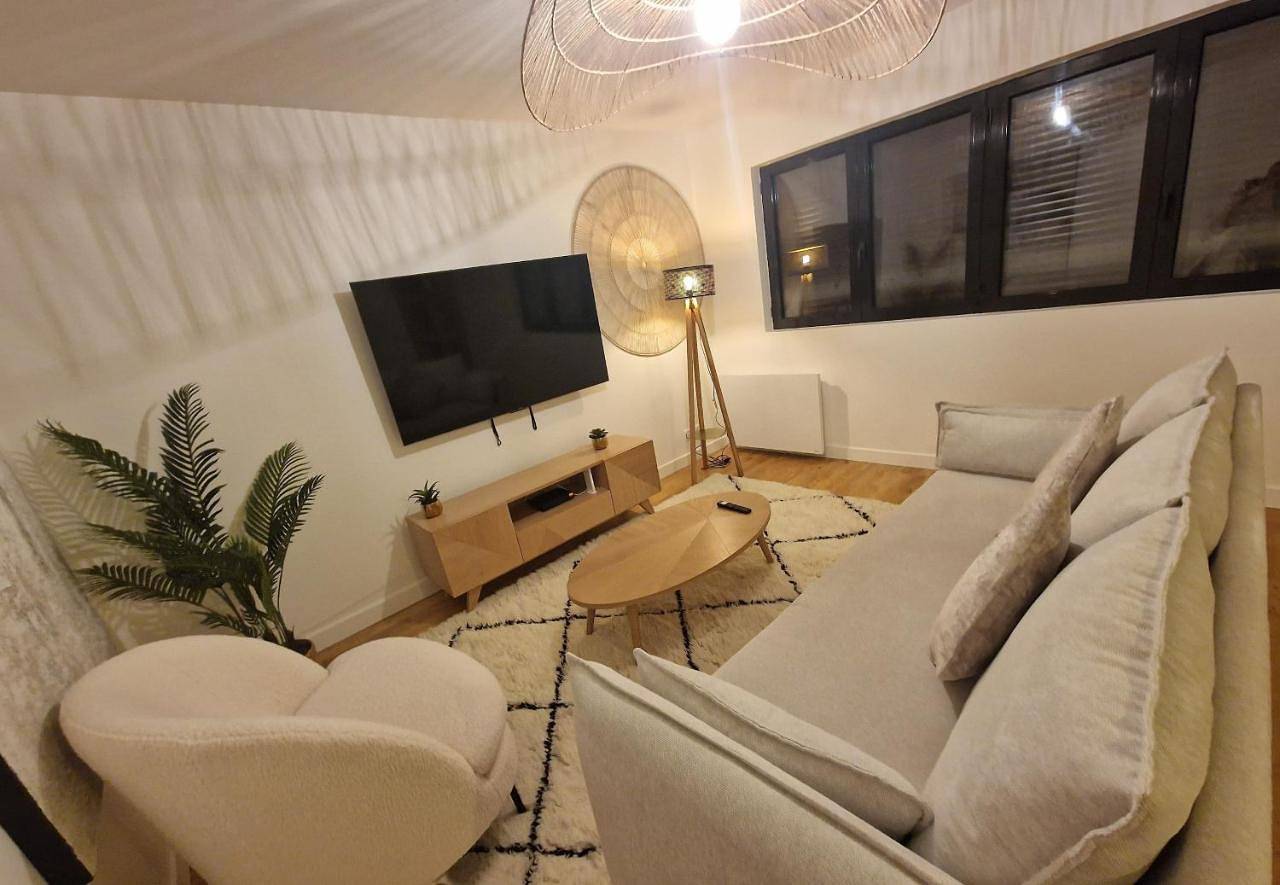 Appartement entier, One-Bedroom Apartment in Enghien-les-Bains, Val-d'Oise