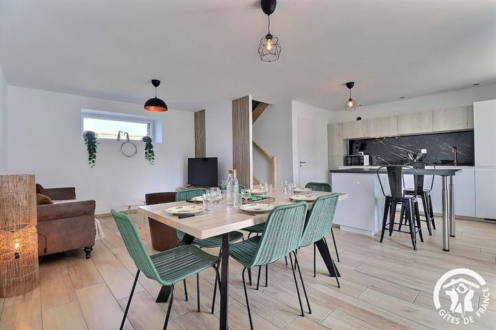 Gîte pour 6 personnes, avec jardin ainsi que piscine et terrasse à Paimpont