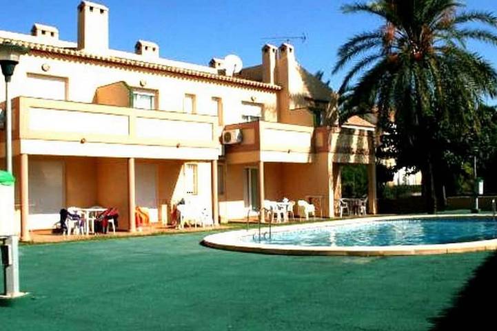Bungalow para 6 personas, con jardín y piscina en Dénia