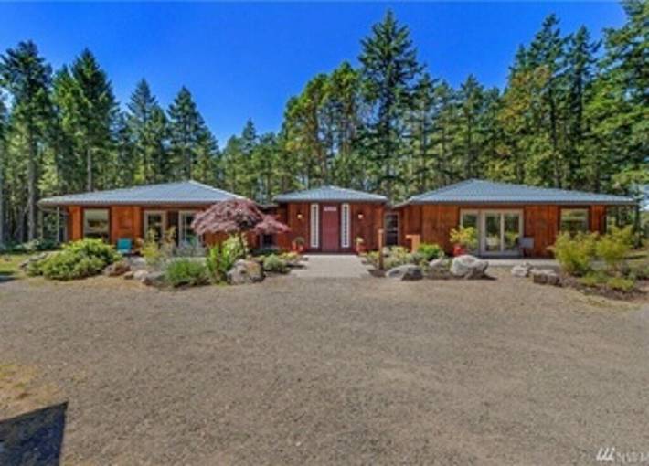 Vacation rental for 10 people, with yard in San Juan Island