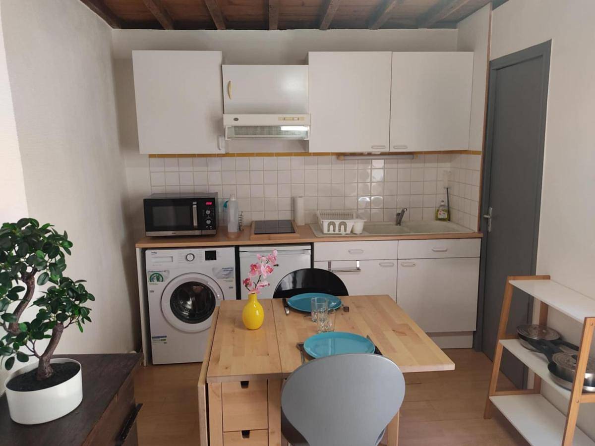 Appartement entier, One-Bedroom Apartment in Vic-le-Comte, Parc Naturel Régional Livradois-Forez