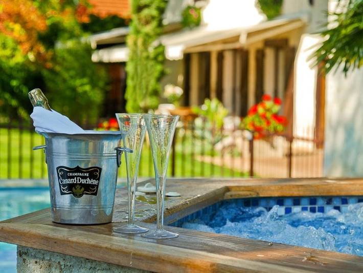 Location de vacances pour 15 personnes, avec jacuzzi et piscine ainsi que bassin pour enfant et jardin à Saint-Hilaire-de-la-Côte - 3