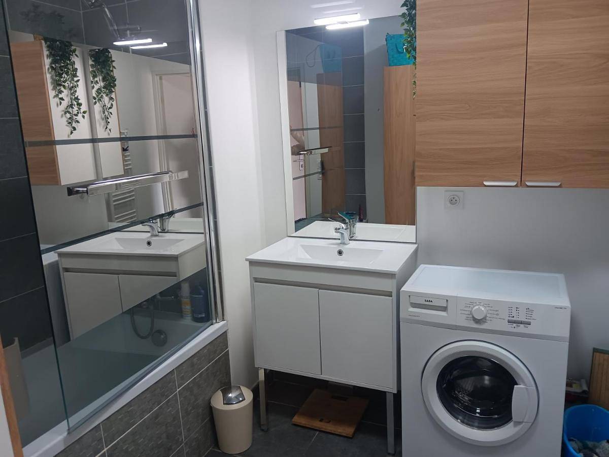 Appartement entier, Two-Bedroom Apartment in Miramas, Côte méditerranéenne (France)