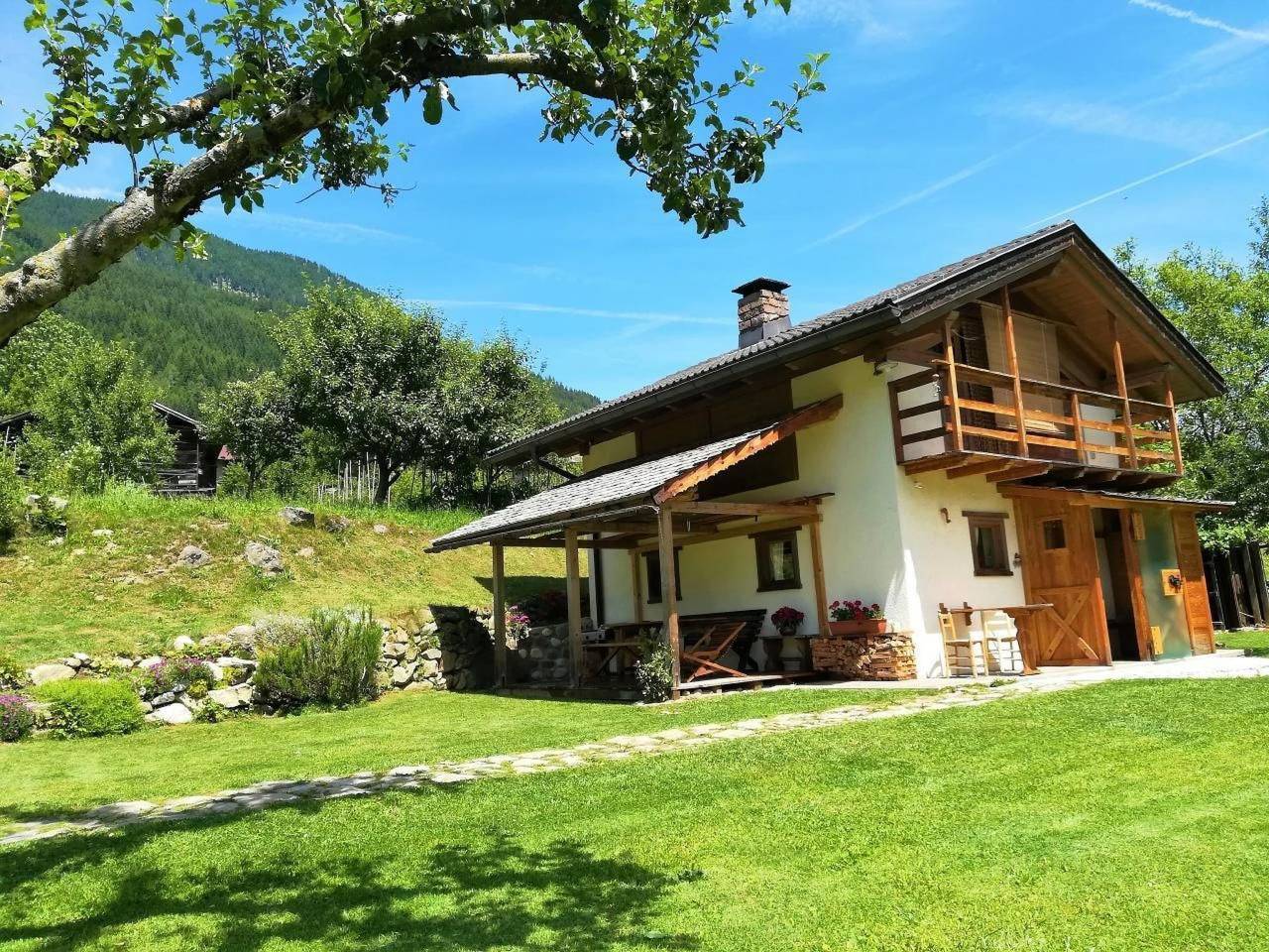 Romantisches Chalet in den Wiesen der Dolomiten in Mezzano, Dolomiti di Fiemme