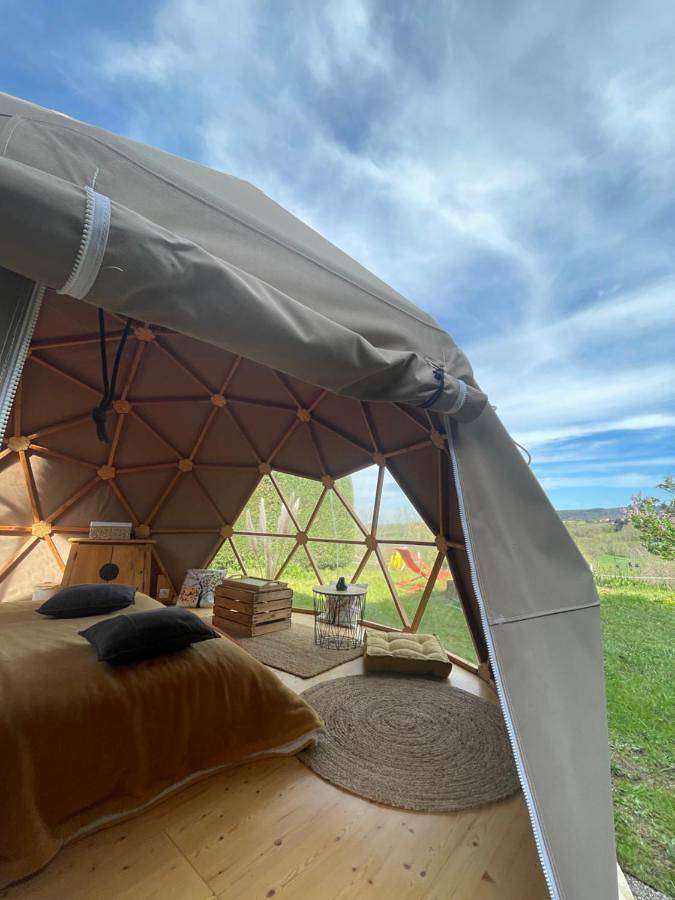 Camping pour 2 personnes, avec terrasse et vue ainsi que piscine et jardin