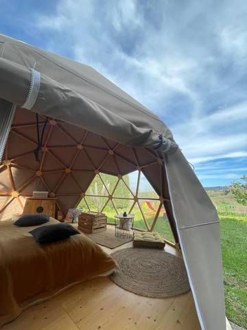 Camping pour 2 personnes, avec terrasse et vue ainsi que piscine et jardin dans la Loire