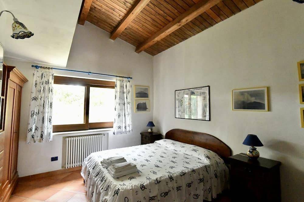 Villetta Basiluzzo, with shared pool and access to the beach in Faro Capo Vaticano, Vibo Valentia Provinz
