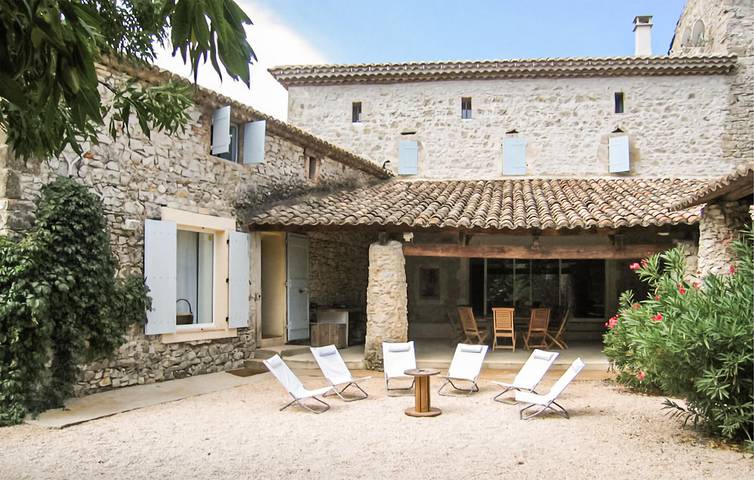 Location de vacances pour 16 personnes à Lussan