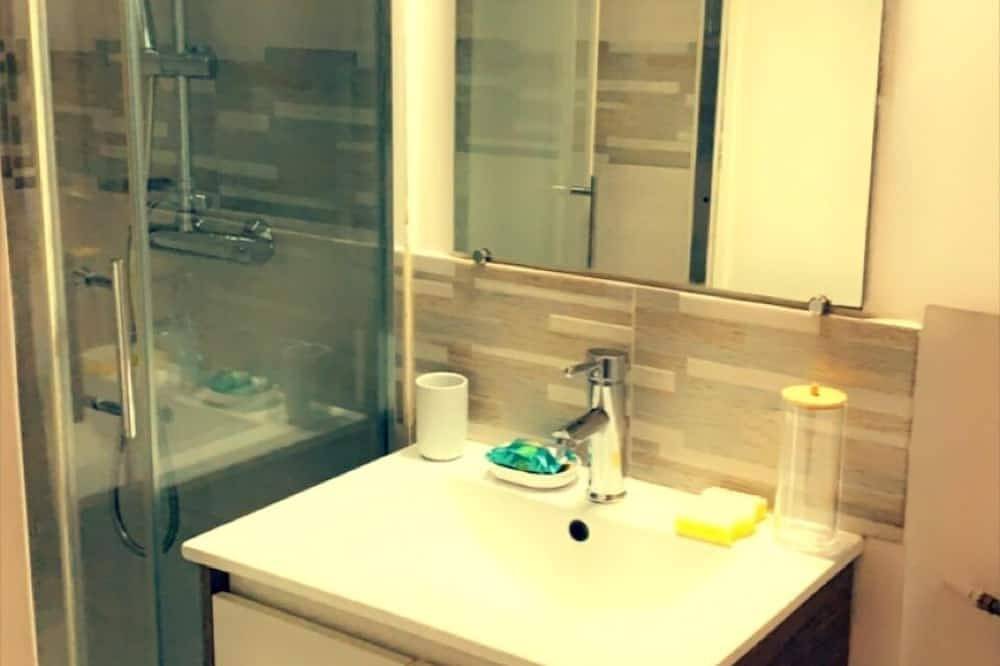 Entire apartment, Bel Appartement en Plein Coeur du Village Vue Sur Le Pre in Cabris, Cannes region