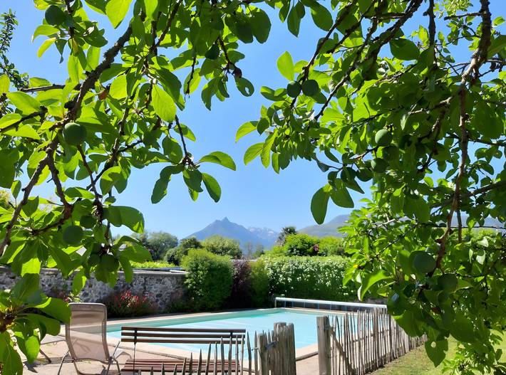 Maison l'Oustaou con piscina, vistas a la montaña y gran jardín cerrado in Ayzac-Ost, Pirineos franceses