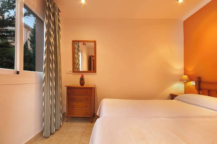 Ganze Wohnung, Apt. Nispero, A/C, Wifi, Gemeinschaftspool, Strand. 400 m, Fahrradraum in Cala Sant Vicenc, Pollença