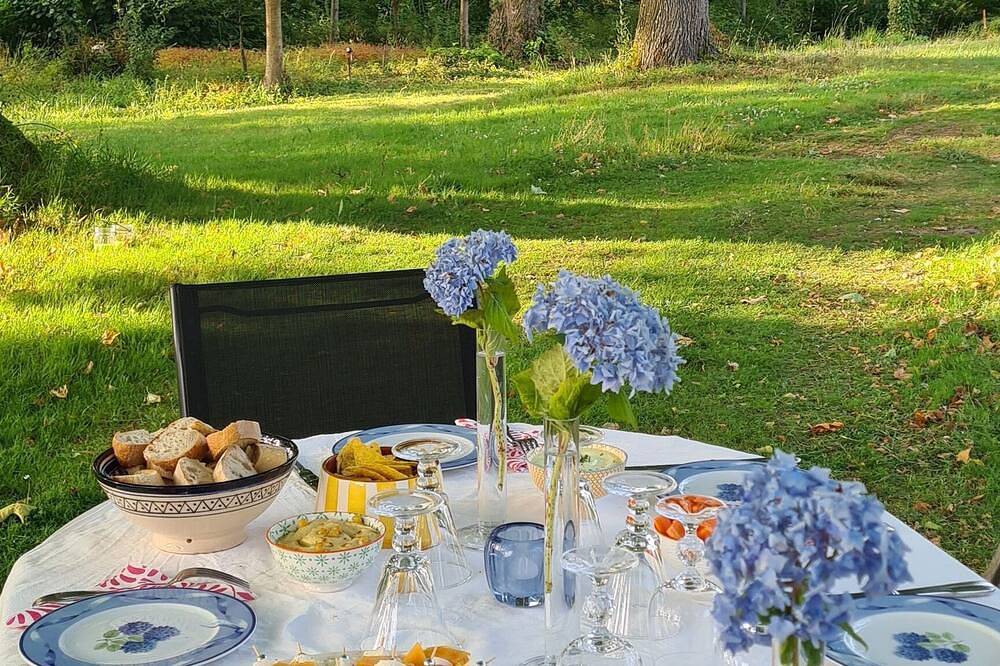 A suite in the French style at Le Château de La Coste in Saint-Julien (Côtes-d'Armor), Côtes-d'Armor