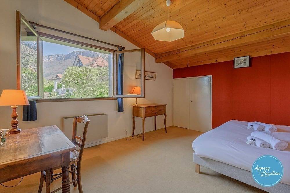 La Maison du Lac – Charming Rustic Home. in Veyrier-du-Lac, Annecy region